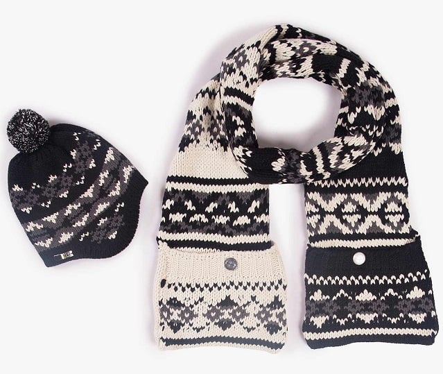 دستکش، شال و کلاه از مهم ترین های لباس زمستانی